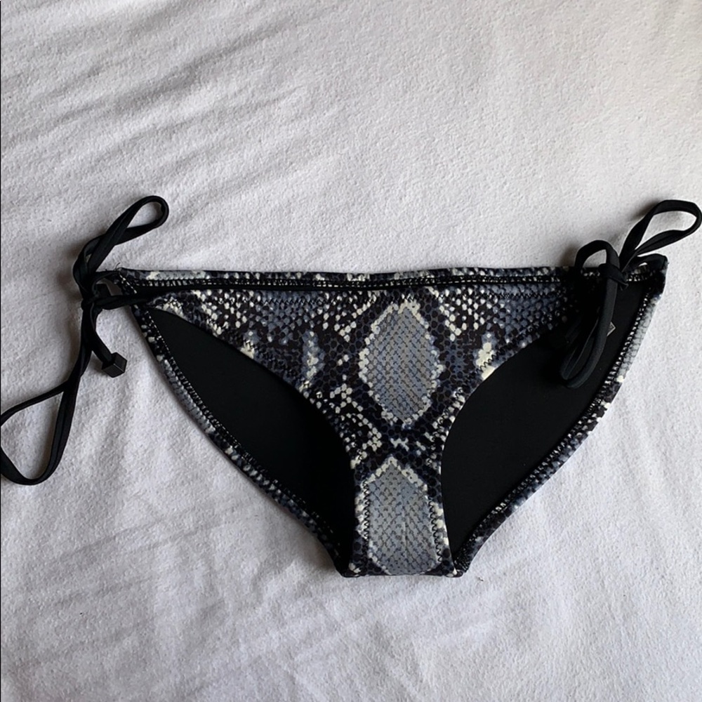 snake print triangl bottoms!